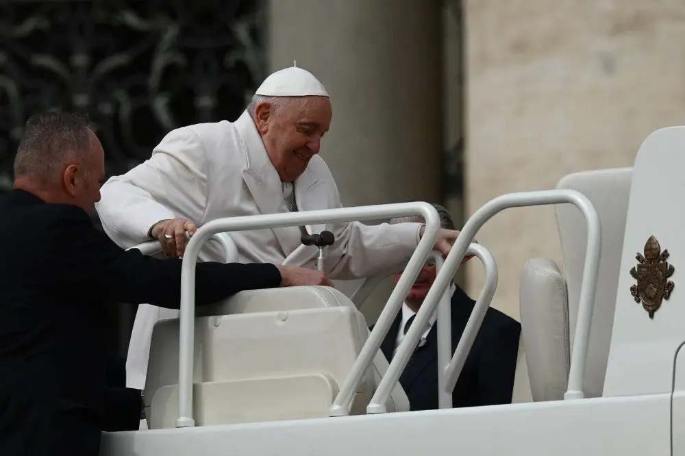 El papa argentino sufre un dolor crónico en la rodilla que lo ha obligado a depender de una silla de ruedas. Foto: VaticanNews