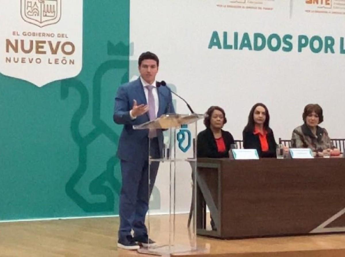 El gobernador de Nuevo León, Samuel García Sepúlveda, destacó que se han hecho grandes acuerdos con maestros y el magisterio como escuelas de tiempo completo. Foto: Armando Galicia