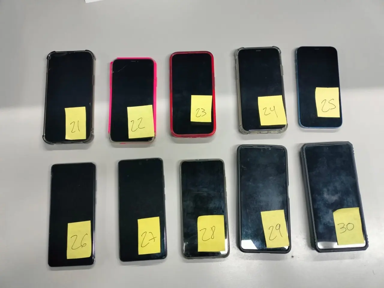 Capturan a 3 personas con 53 celulares robados en Pal Norte