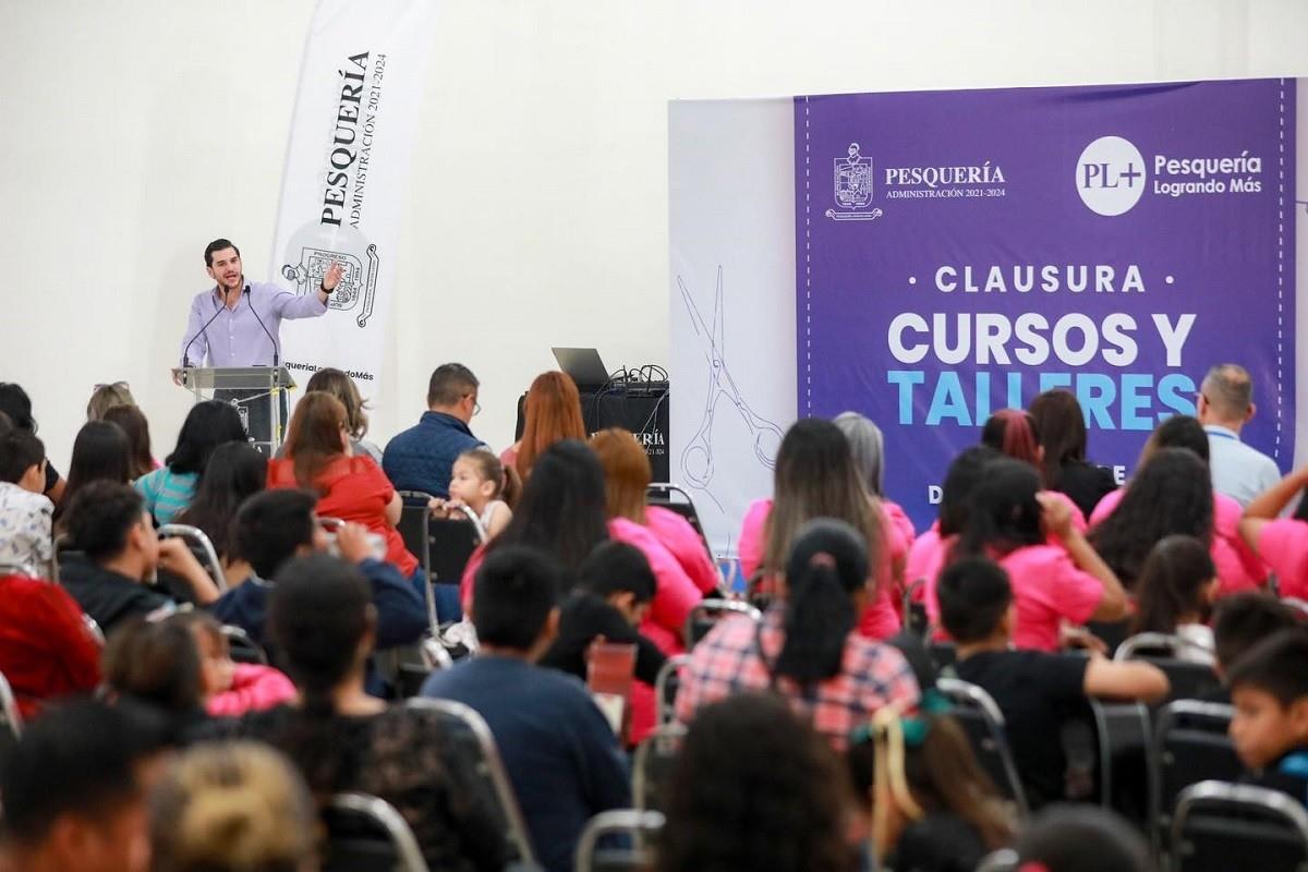 Da Gobierno de Pesquería reconocimientos a mil ciudadanos