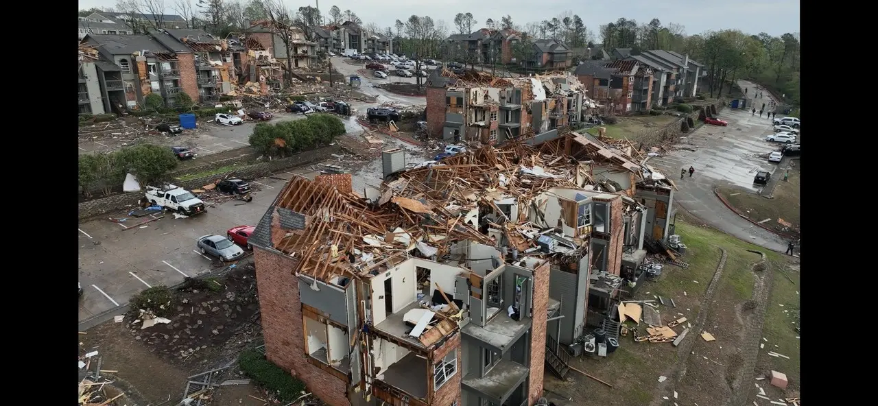 Los tornados destruyeron inmuebles en al menos siete estados, partieron árboles y arrasaron barrios en una franja del país. Foto: Twitter/ @brianemfinger