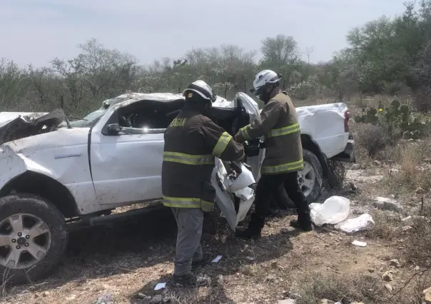 Volcadura en Cerralvo deja 2 hombres muertos