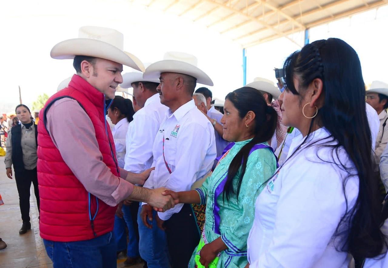 El gobernador de Durango,. Esteban Villegas realizó llevó apoyos a comunidades del municipio de El Mezquital. Foto. Cortesía