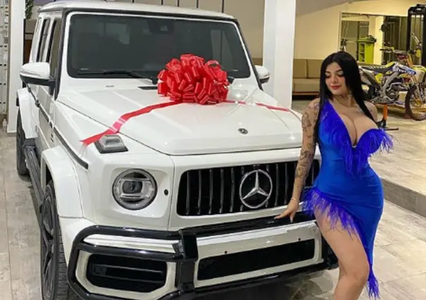 Presume Karely Ruiz camioneta Mercedes Benz de más de 4 mdp