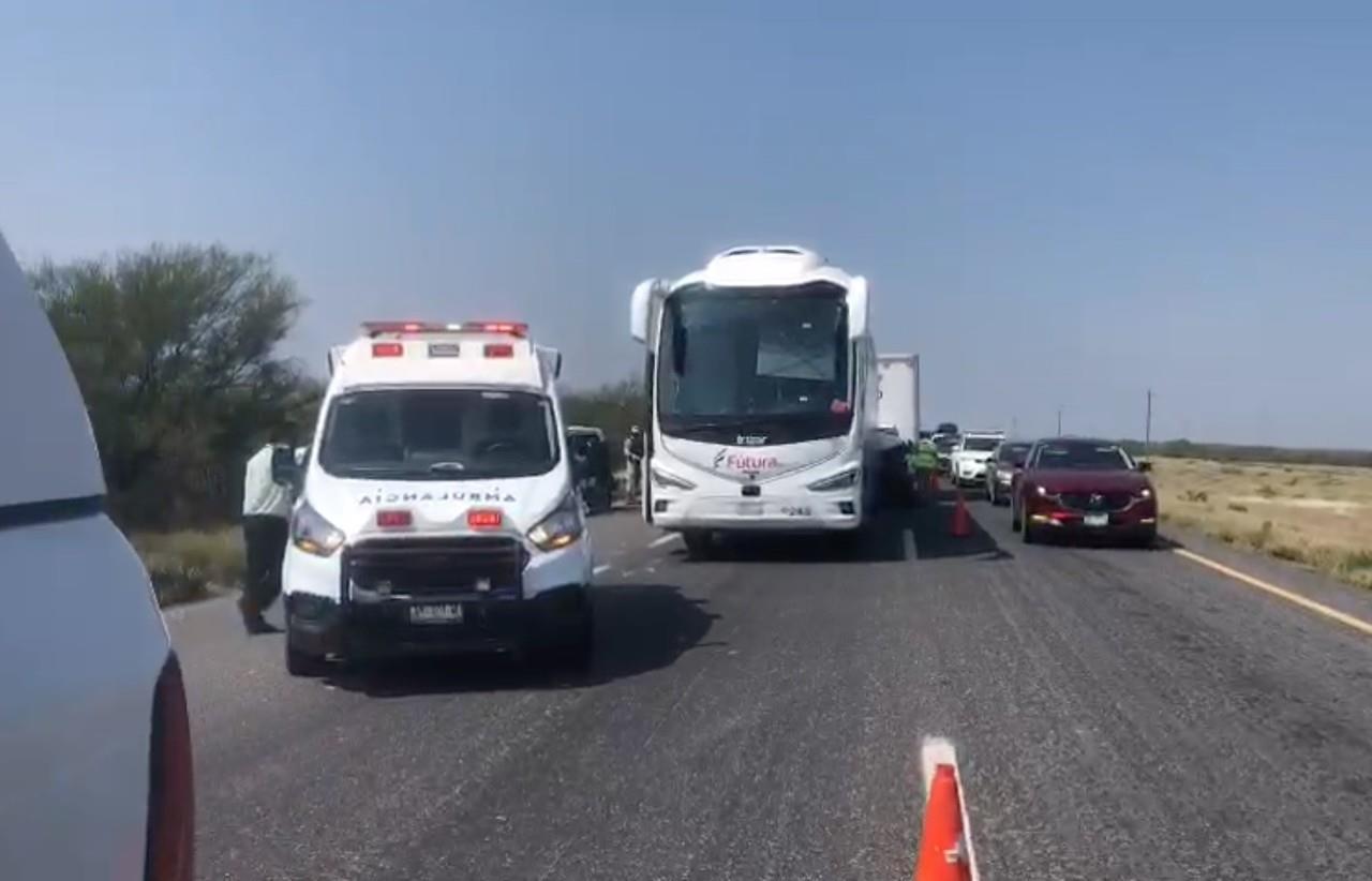 El accidente se registró en el kilómetro 171 de la Autopista a Reynosa, algunas personas terminaron lesionadas. Foto: Protección Civil Nuevo León