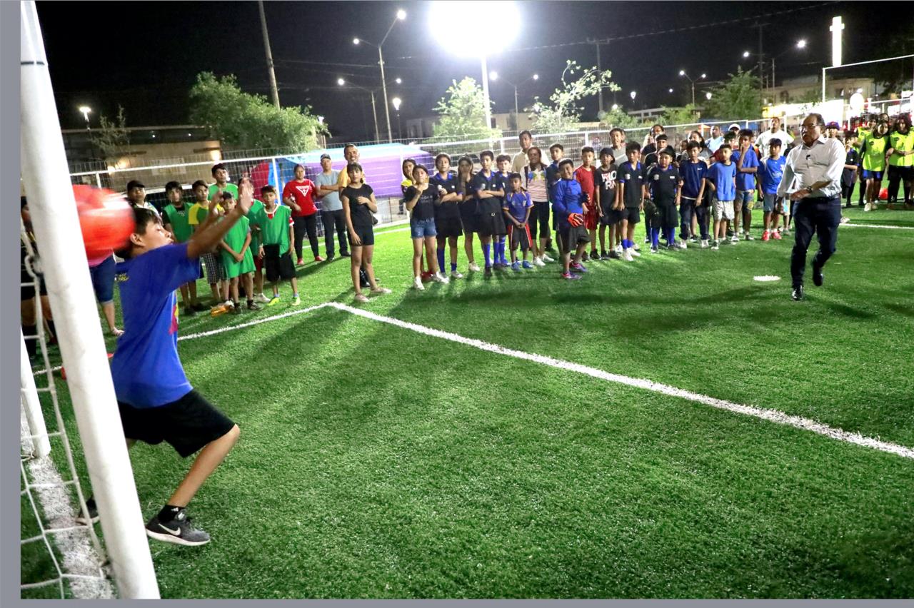 Inaugura Escobedo cancha en Alianza Real, promueven deporte y esparcimiento
