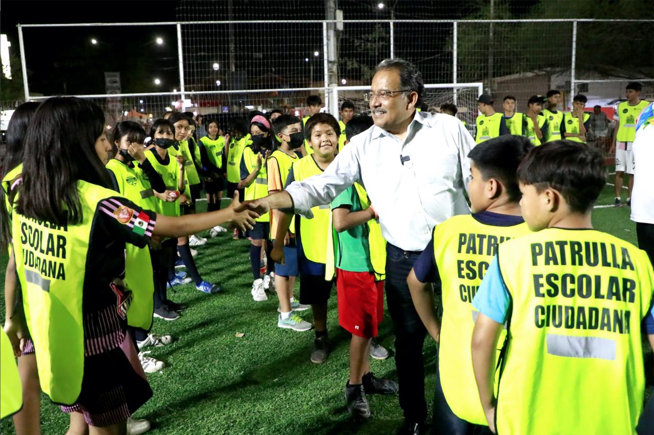 Inaugura Escobedo cancha en Alianza Real, promueven deporte y esparcimiento