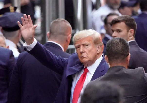 Se entrega Donald Trump a Tribunal de Nueva York y queda bajo arresto