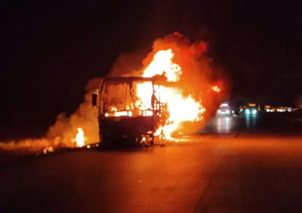 Se incendia autobús con 36 pasajeros en carretera de Sonora