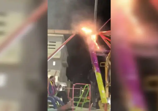 Juego mecánico se balancea entre llamas en Santiago Papasquiaro, Durango