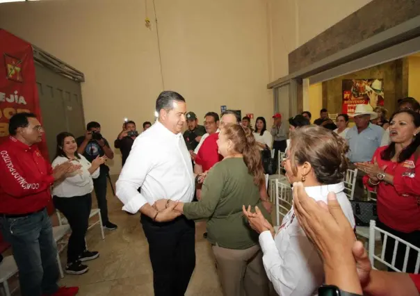 Ricardo Mejía se compromete a solucionar problemas de habitantes de Torreón