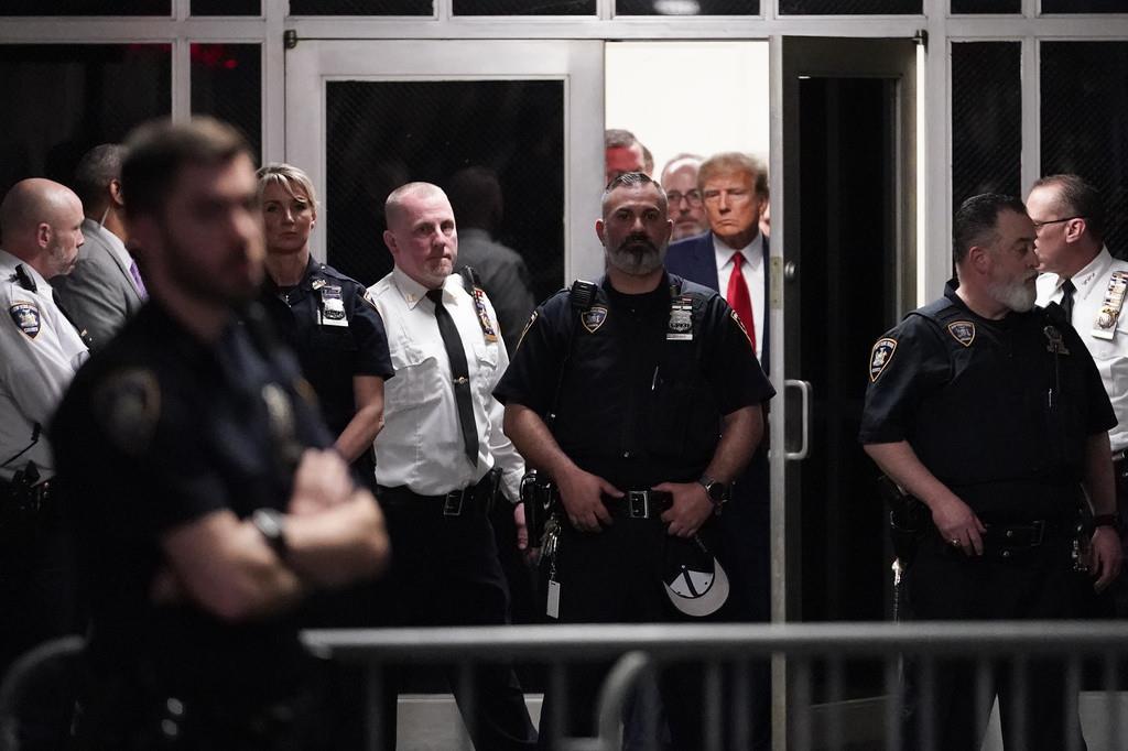 El expresidente Donald Trump con escolta llega al tribunal en Nueva York, 4 de abril de 2023, donde se lo acusará de varios delitos. (AP Foto/Mary Altaffer)