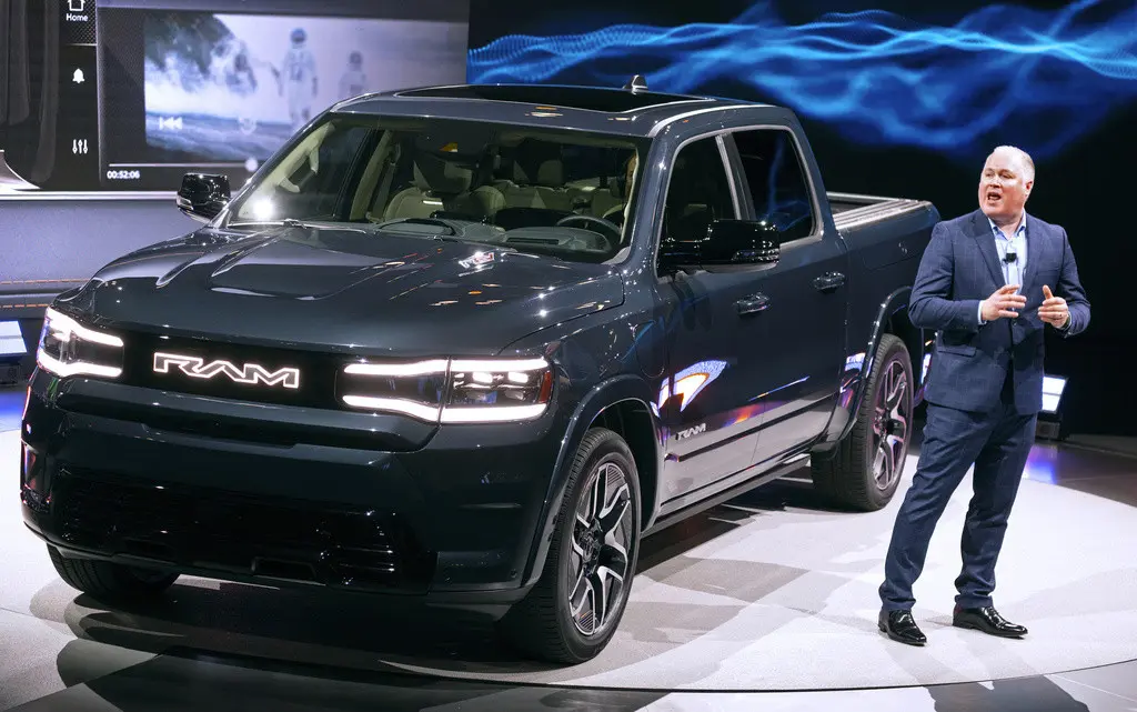 Mike Koval, director ejecutivo de marca de RAM, presenta la nueva camioneta eléctrica Ram 1500 Rev, el miércoles 5 de abril de 2023, en el salón del automóvil de Nueva York. (AP Foto/Craig Ruttle)