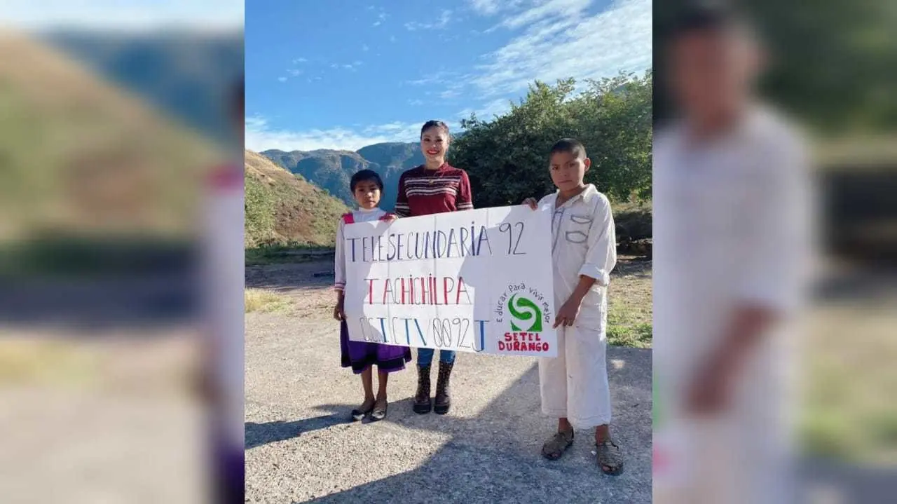 La maestra brinda clases a un pequeño grupo de adolescentes en la secundaria 92 ubicada en el poblado de Tachichilpa en Mezquital, Durango. Foto: Instagram/ Karly Galindo