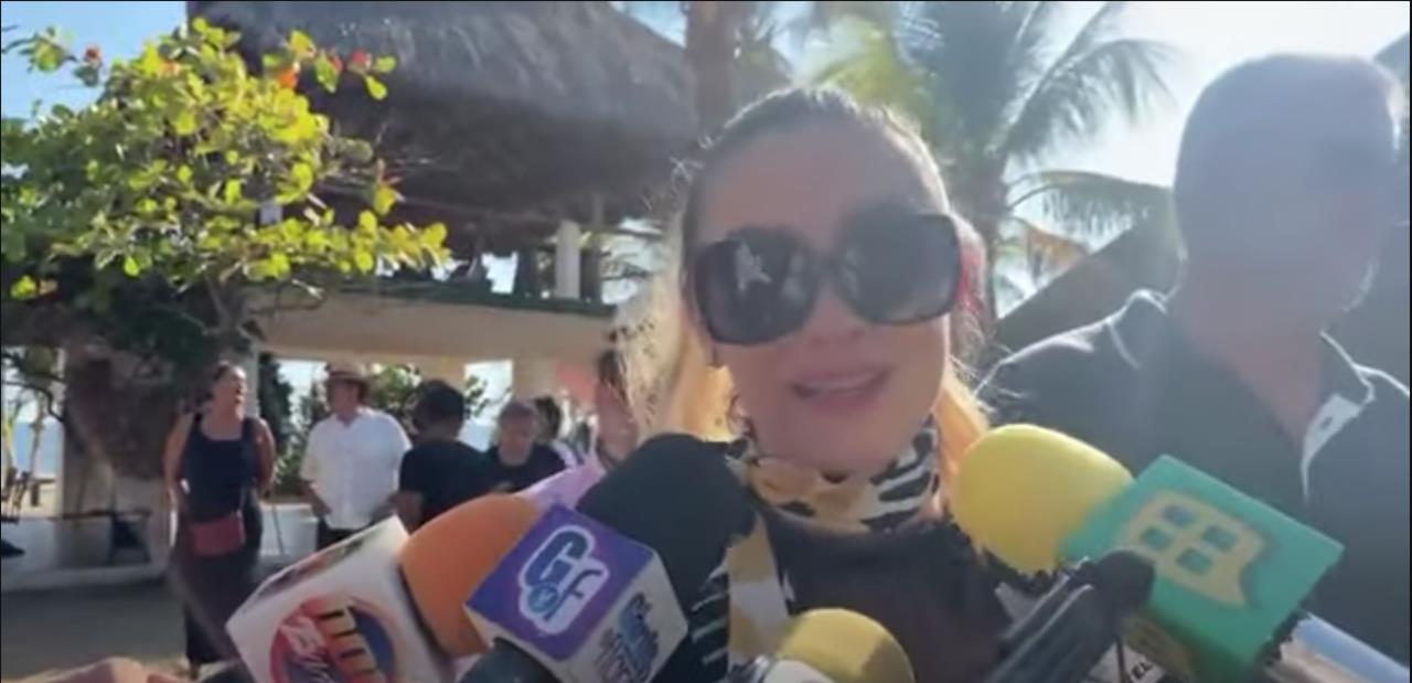 Aracely Arámbula agradeció a la viuda de Andrés García, Margarita Portillo, la oportunidad de poder haberse despedido del actor. Foto. Captura Imagen Televisión