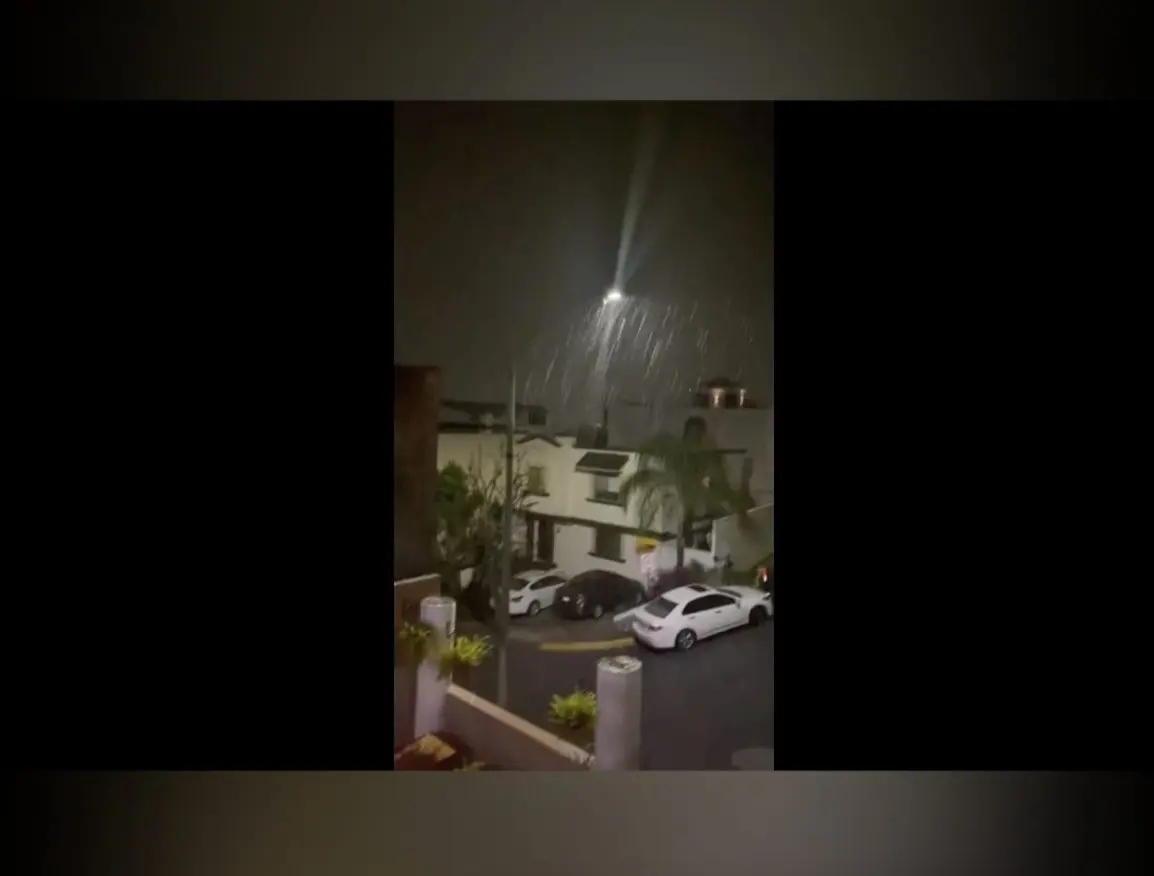Tormentas con lluvia moderada a fuerte se presentaron en el área metropolitana de Monterrey. Foto: Facebook Alberto Zavala