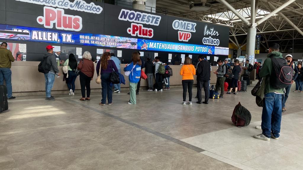 Algunas otras personas aprovecharon los días de vacaciones para arribar a la ciudad y visitar parajes de Nuevo León. Foto: Armando Galicia