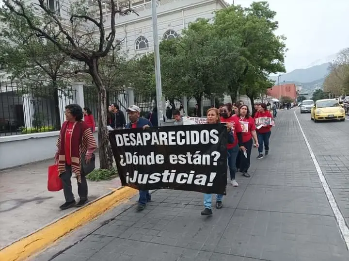 Tal y como lo han venido haciendo por años, los integrantes del colectivo AMORES realizaron la visita de los Siete Templos. Fotos: Carolina León