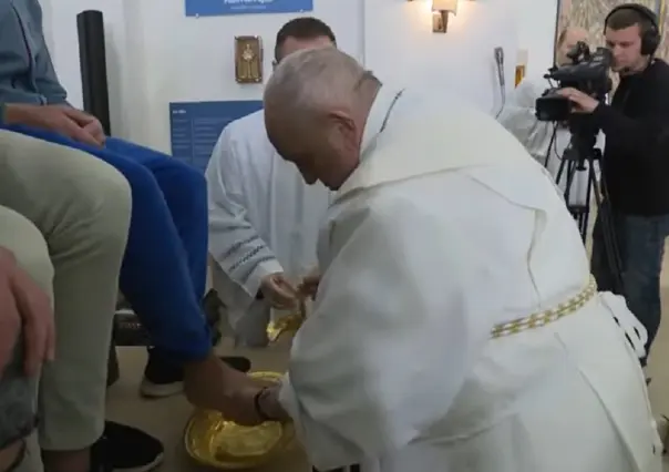 VIDEO: Papa Francisco lava los pies de 12 presos en cárcel de menores