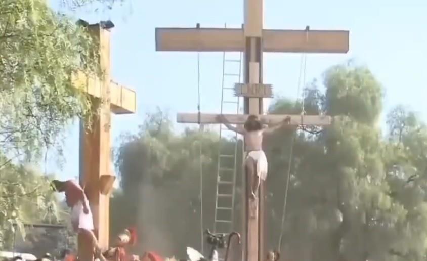 VIDEO: Se desmaya Dimas en Pasión de Cristo en Iztapalapa