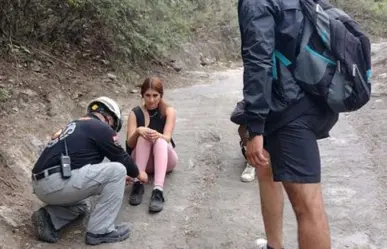 Rescatan a mujer tras caer en la entrada del Teleférico en Guadalupe