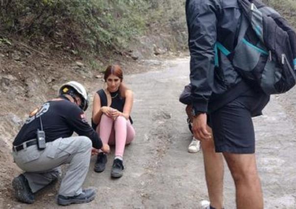Rescatan a mujer tras caer en la entrada del Teleférico en Guadalupe