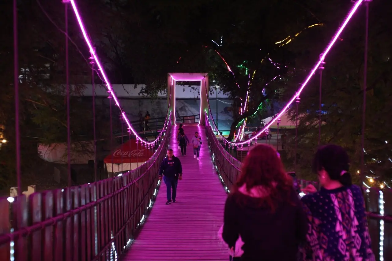 Disfrutan habitantes de Guadalupe el Río Encantado en el Parque Tolteca. Foto. Cortesía