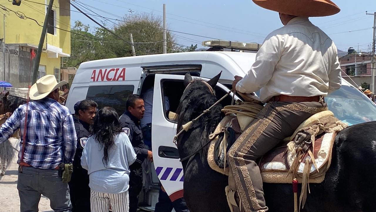 El Senador Angel García Yáñez  sufre una aparatosa caída de su caballo, se desmayó y se paró para subir a la ambulancia y se volvió a desmayar. Foto: @derechoderepli