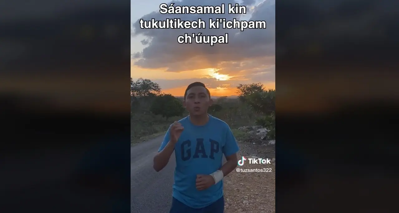 El joven es profesor de una primaria en Mérida, y gusta de enseñar la lengua maya a sus seguidores. Foto: Tiktok Santos Tuz