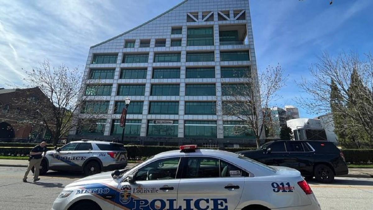La Policía mantiene acordonada el área donde se encuentra el Old National Bank en Louisville, Kentucky, Estados Unidos. Foto: Twitter @roansub