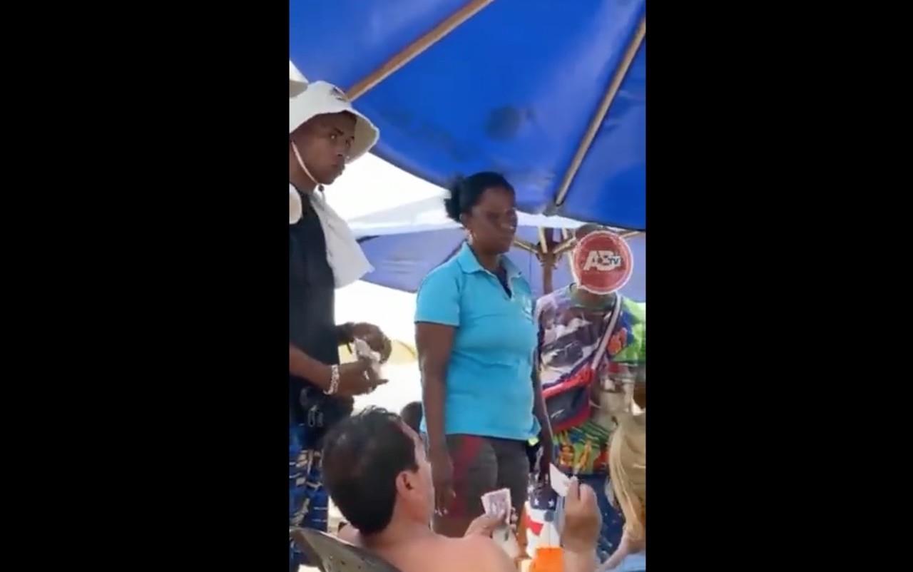 La masajista exigía al turista de origen mexicano un millón de pesos colombianos por el masaje que recibió. Foto: Twitter @DeJhoLopez