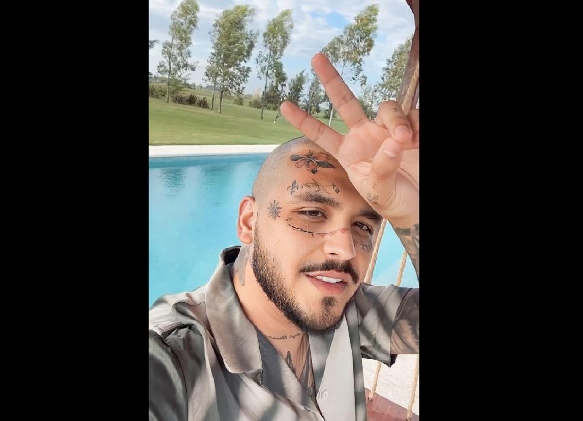 El cantante Christian Nodal estrena nuevo look al raparse la cabeza. Foto: Twitter @softsevilla09