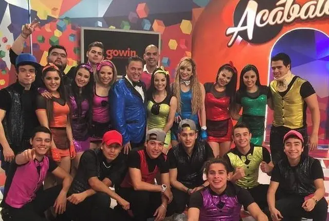 Los meseritos de Acábatelo junto a Mario Bezares y Raúl Ramos, productor del programa. Foto: Twitter