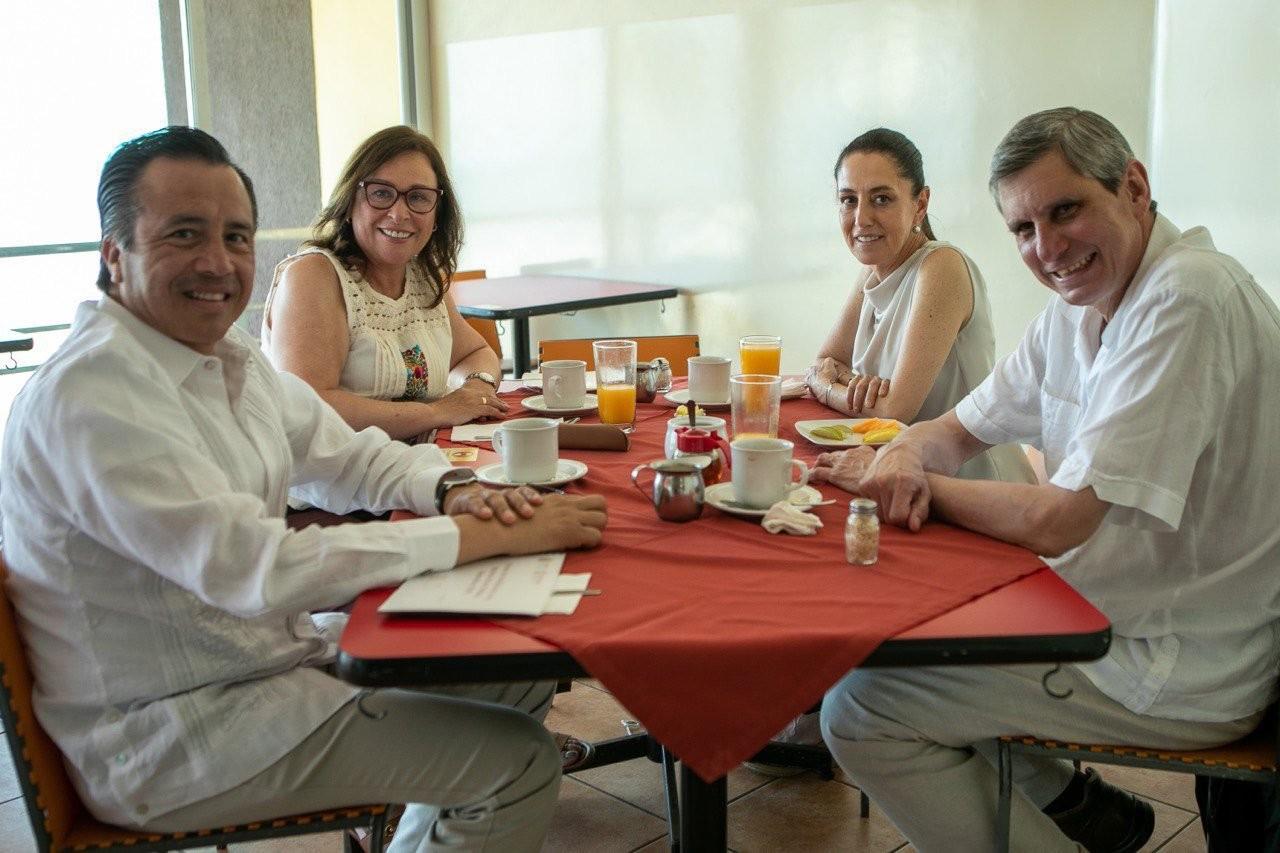 La jefa de Gobierno de la CDMX, Claudia Sheinbaum Pardo, desayuna con su pareja Jesús María Tarriba, la titular de la Secretaría de Energía, Rocío Nahle García; y Cuitláhuac García Jiménez, gobernador de Veracruz. Foto: Twitter @Claudiashein