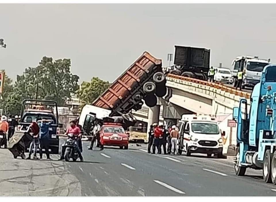 Al subir el puente de “La Magdalena” el tráiler chocó contra el muro de contención, para después caer casi diez metros. Foto: Especial