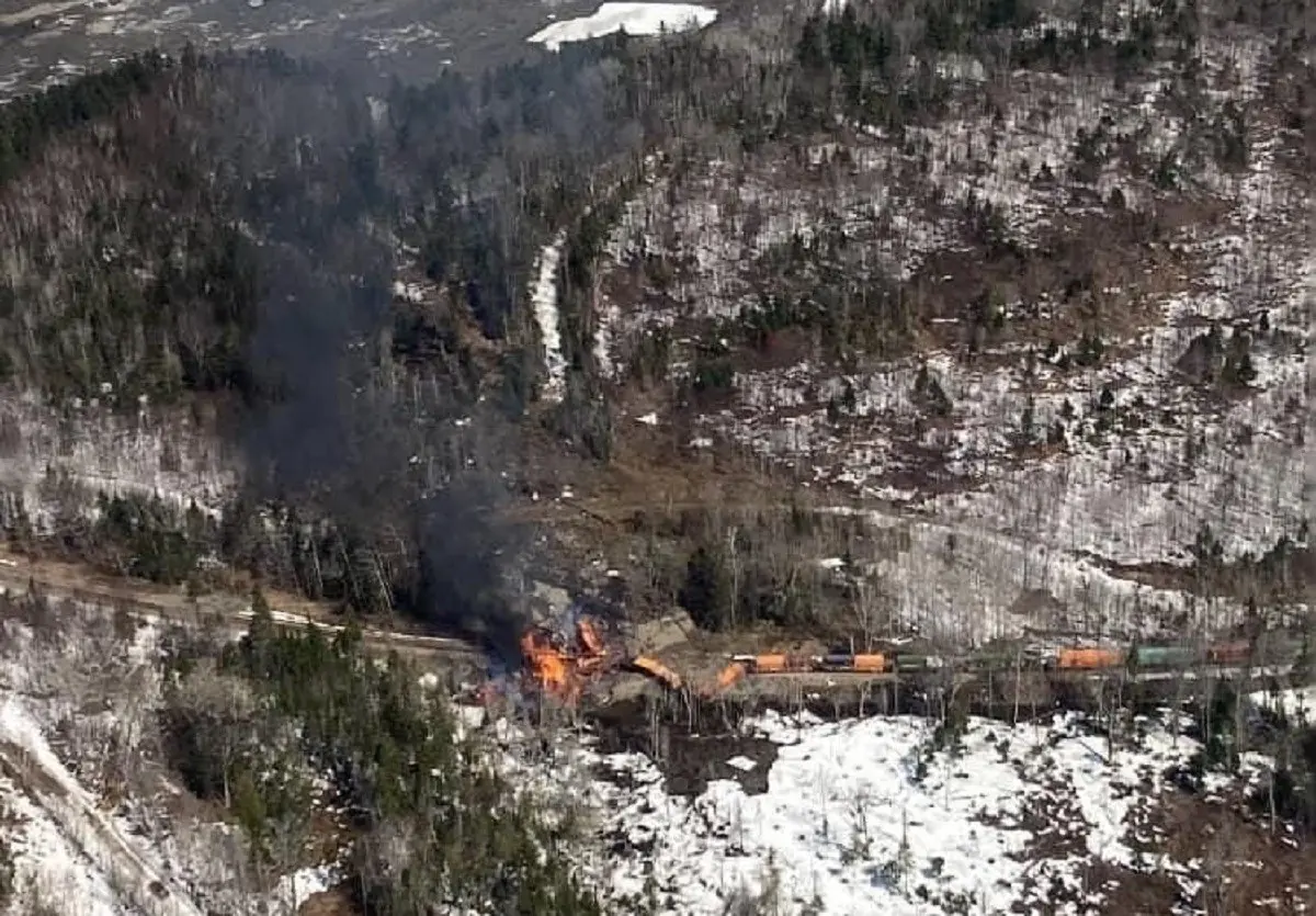 Las autoridades aún no han confirmado si hay víctimas mortales o personas heridas tras el descarrilamiento de un tren con material peligroso en Rockwood, Maine, Estados Unidos. Foto: Facebook Rockwood Fire