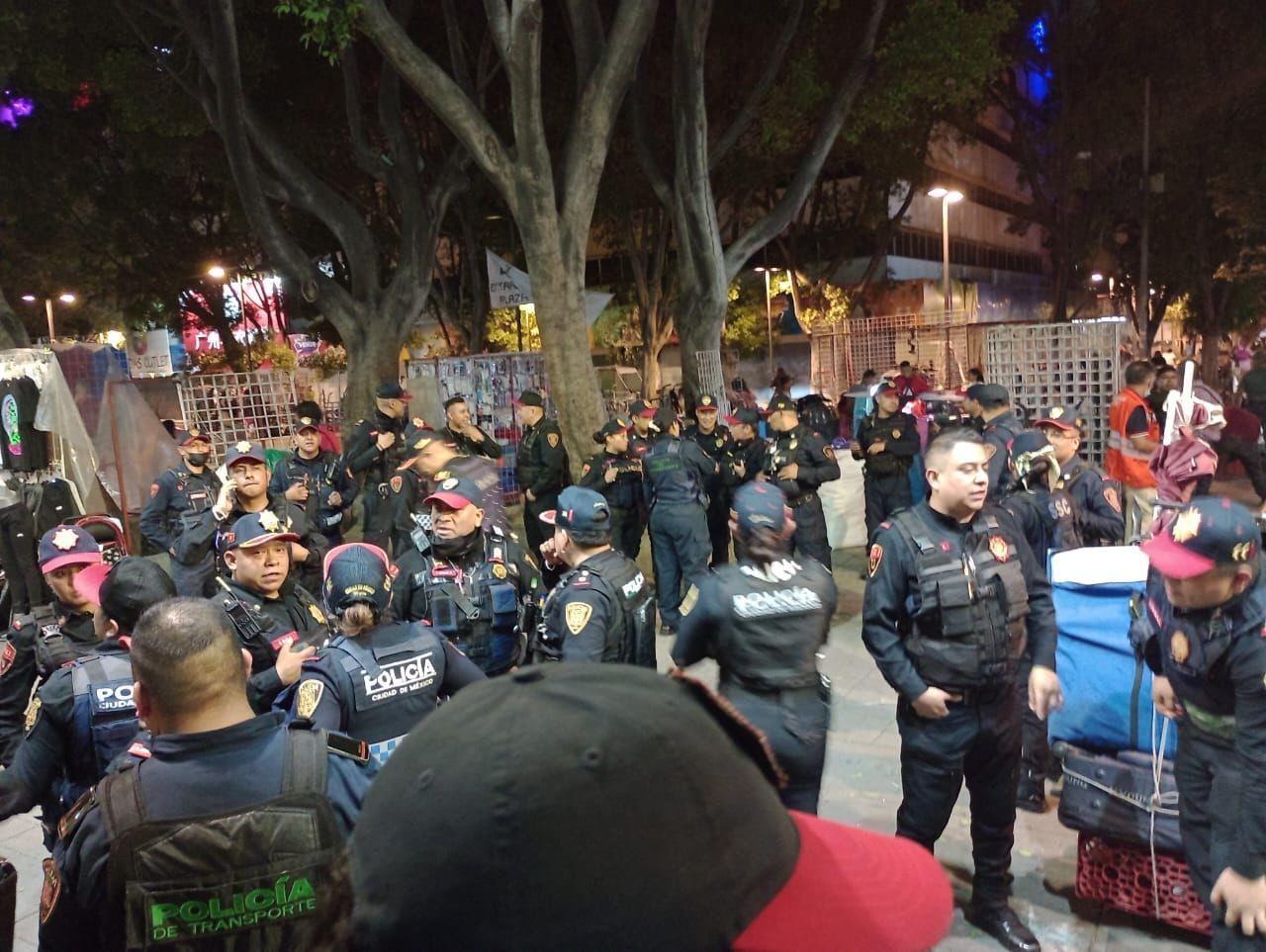 Vagoneros se enfrentan con policías en la estacion Hidalgo del STC Metro. Foto: Ramón Ramírez
