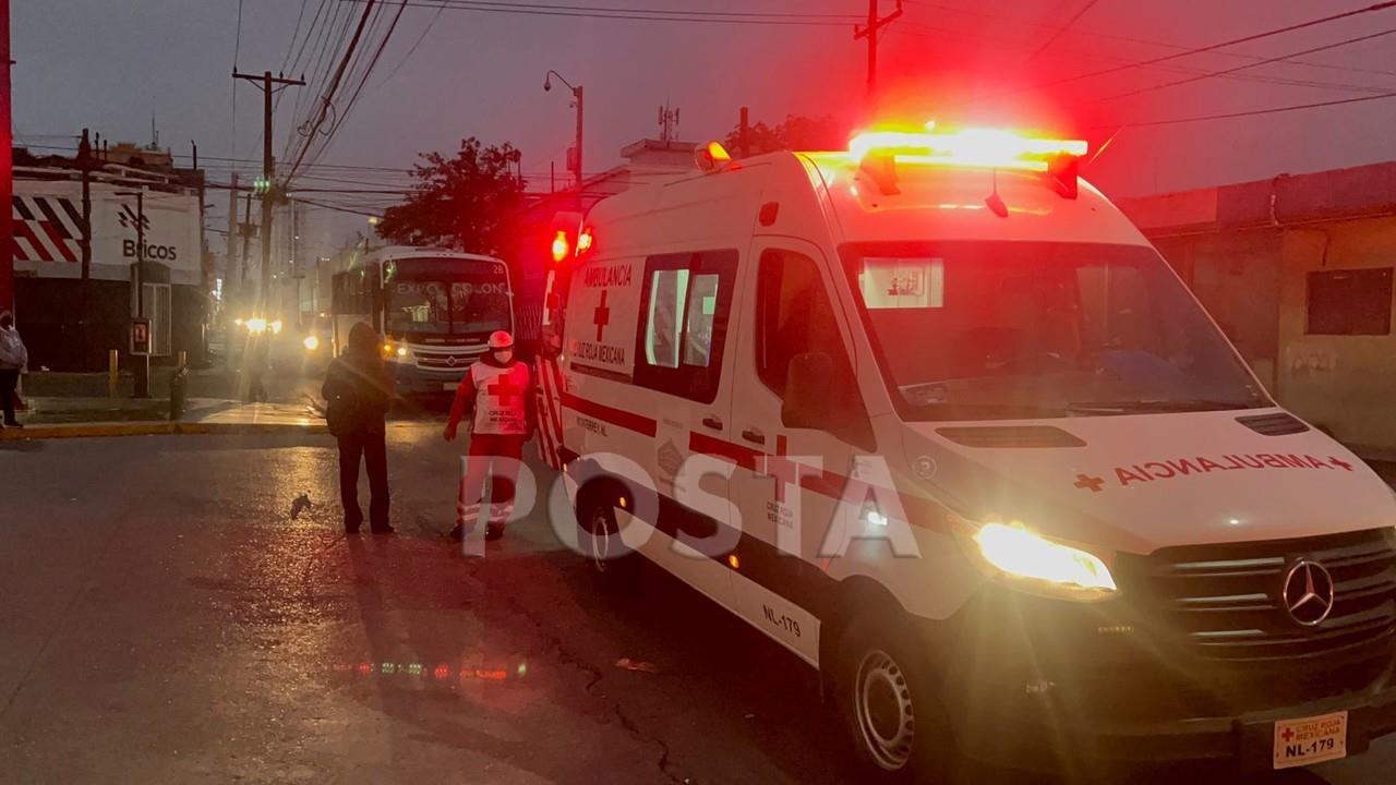 Paramédicos de la Cruz Roja con el apoyo de elementos de Protección Civil municipal atendieron y trasladaron al usuario lesionado a un hospital cercano. Foto: Raymundo Elizalde.
