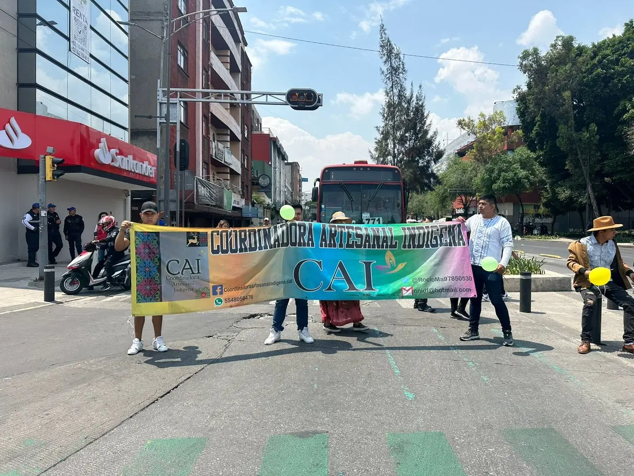 Protestan artesanos en la Ciudad de México; marchan al Zócalo. Foto: Ramón Ramírez