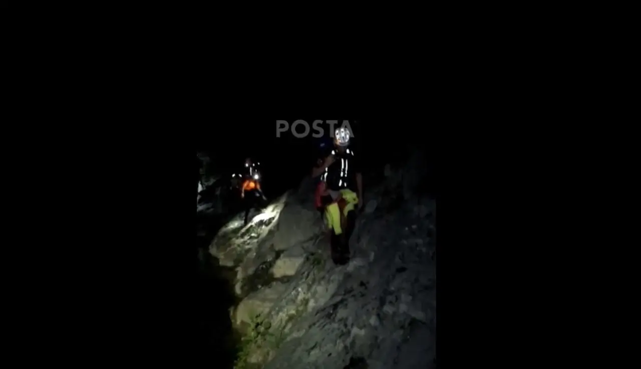 El reporte llevó a elementos de Protección Civil de Nuevo León, a realizar acciones para auxiliar a los excursionistas. Foto: Raymundo Elizalde.