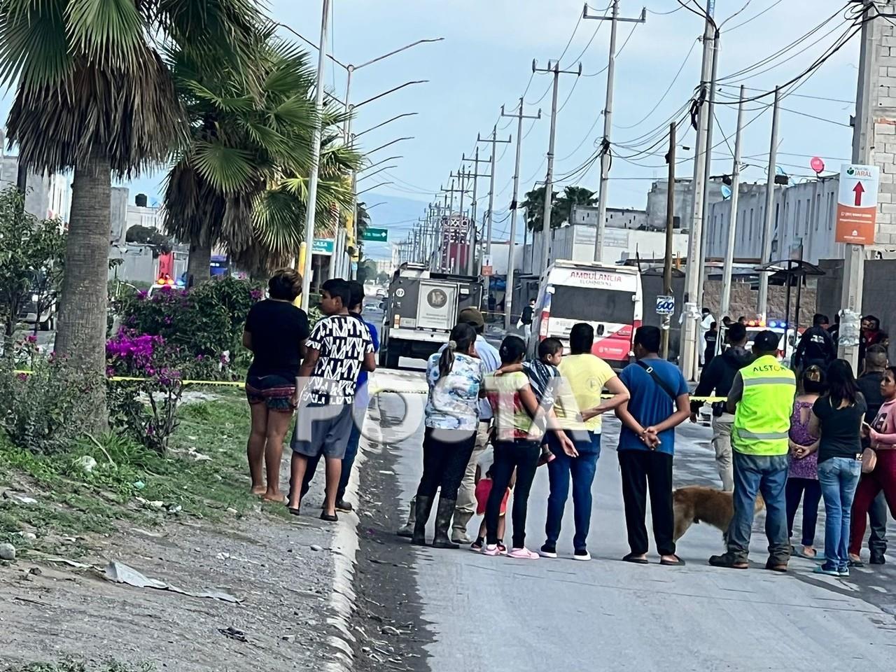 Familiares de la víctima llegaron al sitio y cayeron en una crisis nerviosa al ver a su ser querido muerto. Foto: Raymundo Elizalde