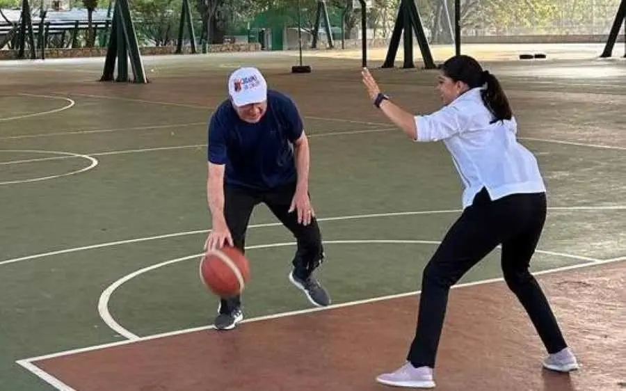 El embajador estadounidense, Ken Salazar se fue a jugar baloncesto. Foto. @USAmbMex