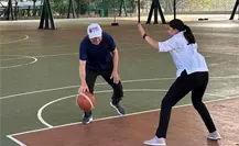 Ken Salazar se va a jugar baloncesto con los campeones de Chiapas