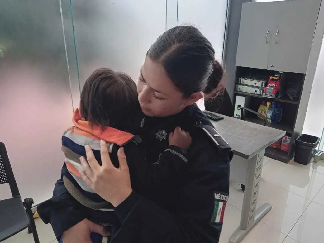 Policías de Escobedo rescatan a bebé de 2 años que caminaba solo en la madrugada