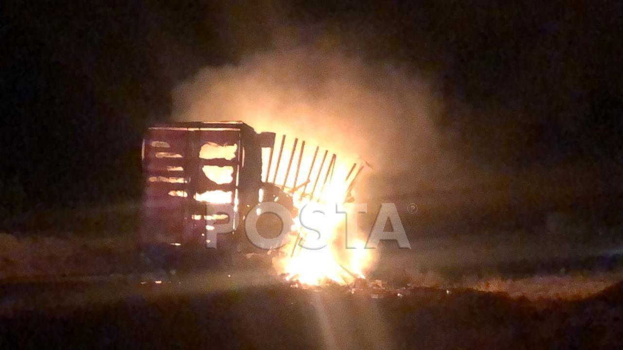 La zona fue asegurada por personal de la Guardia Nacional división carreteras, mientras llegaba la grúa para retirar el vehículo afectado. Foto: Raymundo Elizalde.