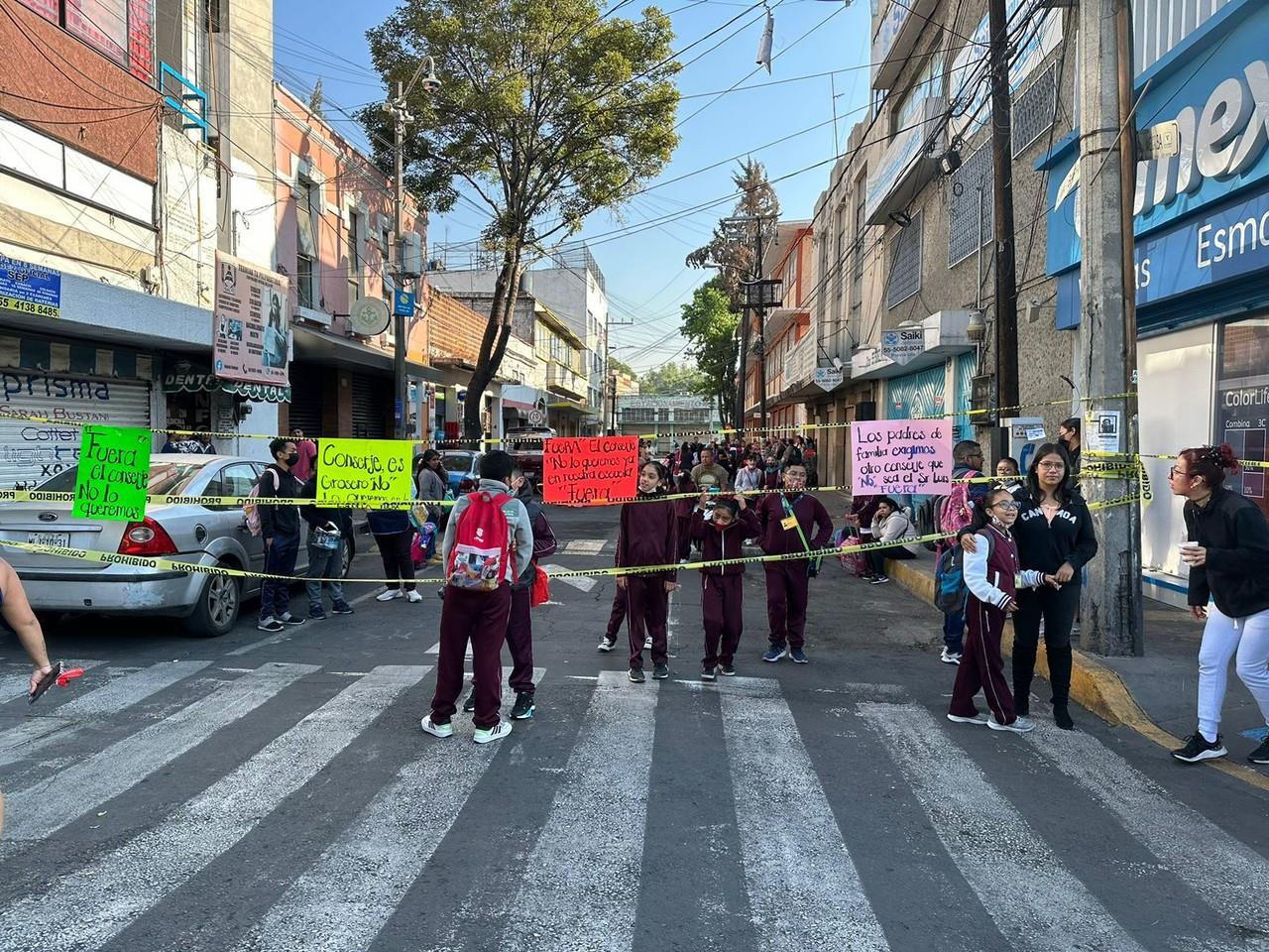 Los padres de familia acompañados por sus hijos bloquearon la vialidad para exigir la renuncia del conserje de la primaria. Foto: Ramón Ramírez