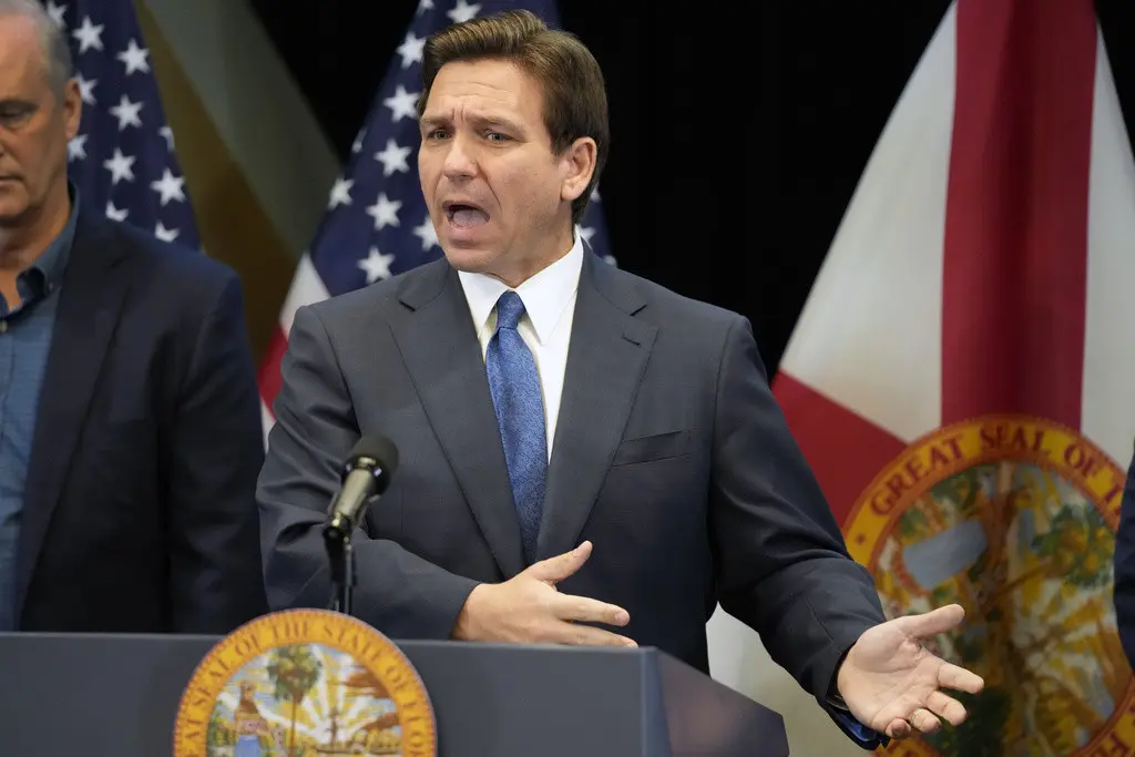 El gobernador de Florida, Ron DeSantis, habla en conferencia de prensa en Lake Buena Vista, Florida, 17 de abril de 2023. (AP Foto/John Raoux)