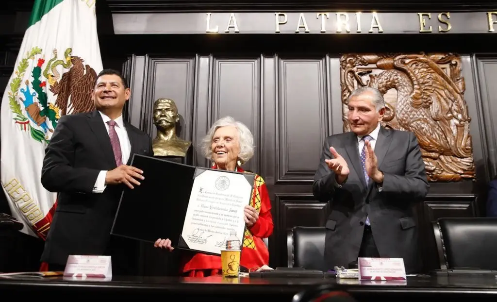 Elena Poniatowska Amor fue condecorada con la medalla Belisario Domínguez 2022. Foto. Twitter