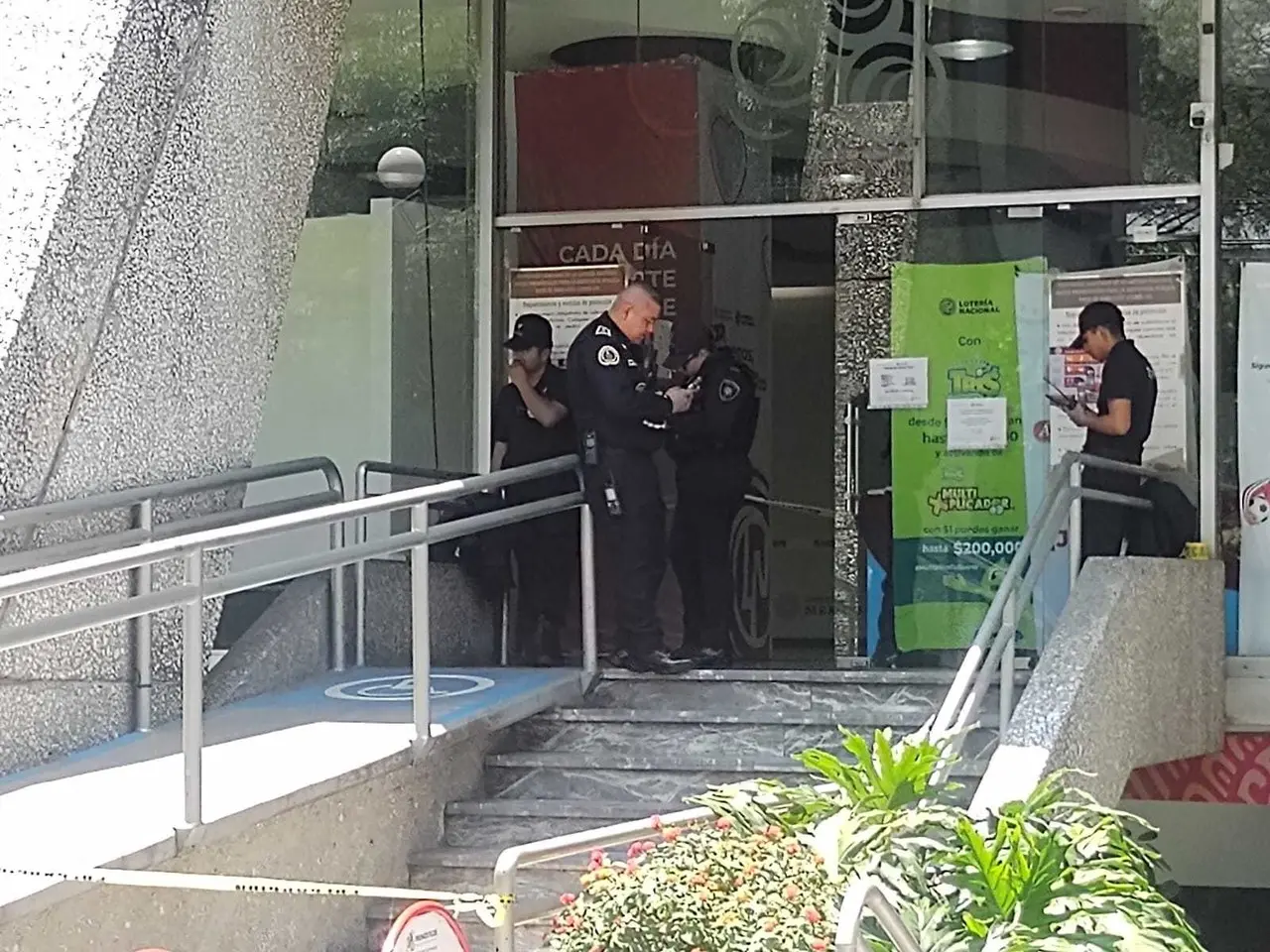 Al interior de instalaciones de la Lotería Nacional ubicadas en avenida de los Insurgentes sur 1397 fue encontrado el cuerpo inerte en el piso. Foto: Especial