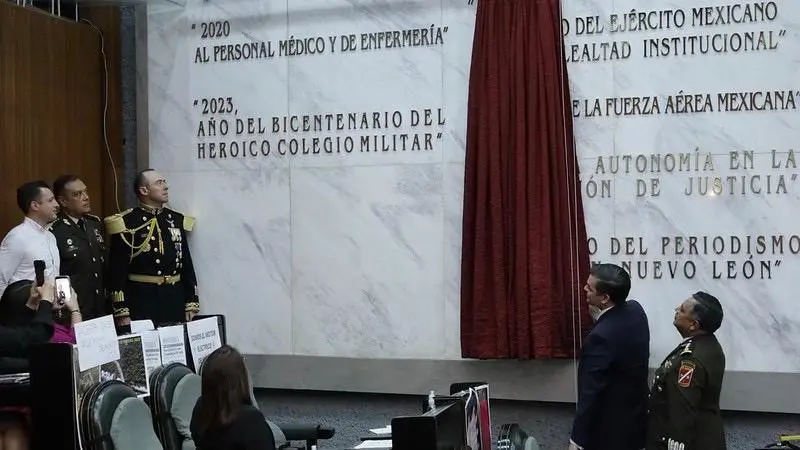 Develan letras áureas en honor al Bicentenario del Heroico Colegio Militar